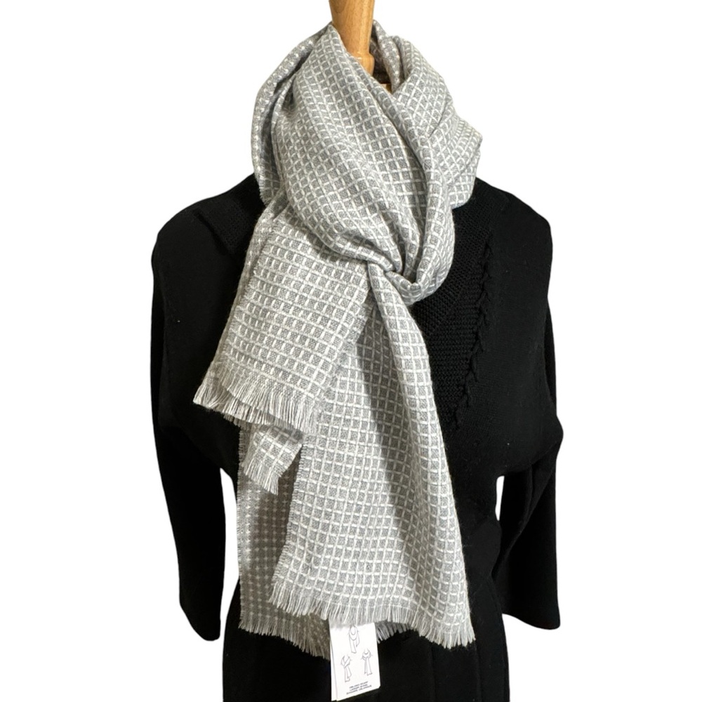 New Lands’ End grey long scarf with small fringe